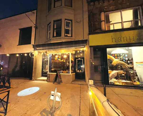 942 Queen ST W, Toronto C01, ON M6J 1G8