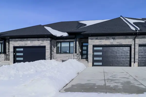 32 Postma CRES #10, North Middlesex, ON N0M 1A0