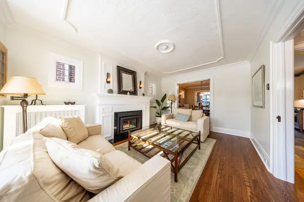 190 Snowdon AVE, Toronto C04, ON M4N 2B2