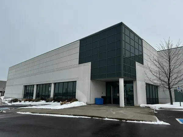 380 Courtneypark DR E #D, Mississauga, ON L5T 2S5