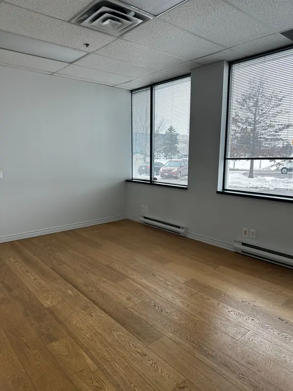 380 Courtneypark DR E #D, Mississauga, ON L5T 2S5