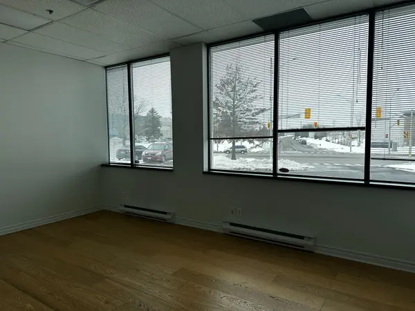 380 Courtneypark DR E #D, Mississauga, ON L5T 2S5