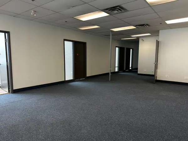 380 Courtneypark DR E #D, Mississauga, ON L5T 2S5