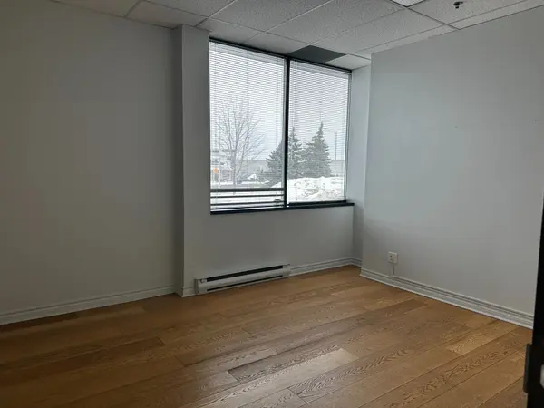 380 Courtneypark DR E #D, Mississauga, ON L5T 2S5