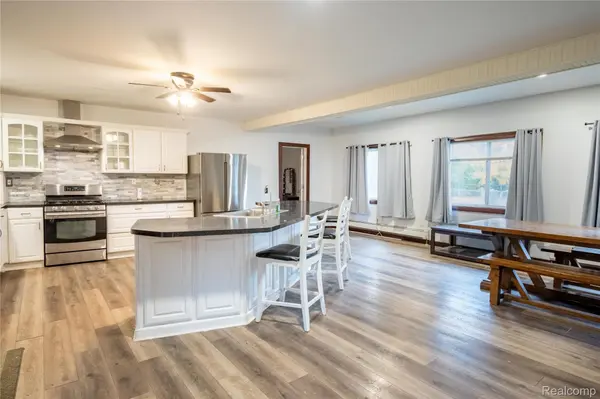 8212 Tindall RD, Springfield Charter Township, MI 48350