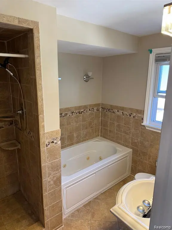 18259 Spring CT S, Fraser, MI 48026