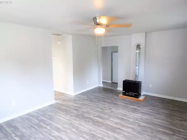 Myrtle Creek, OR 97457,165 NE OAK ST