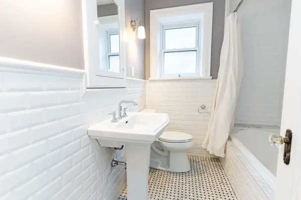 184 Lawrence AVE E, Toronto C04, ON M4N 1T1