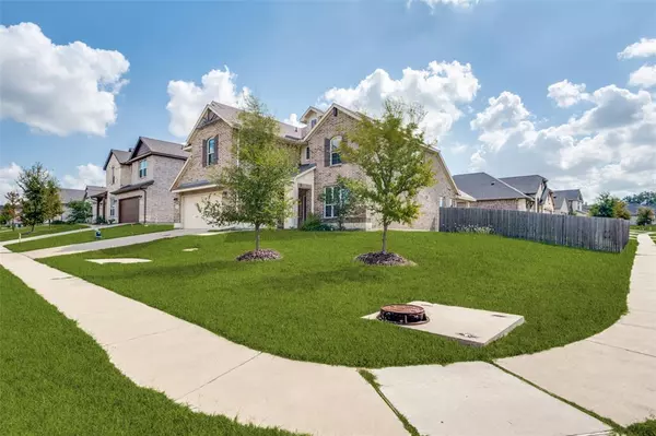 801 Woodcrest Drive, Ennis, TX 75119