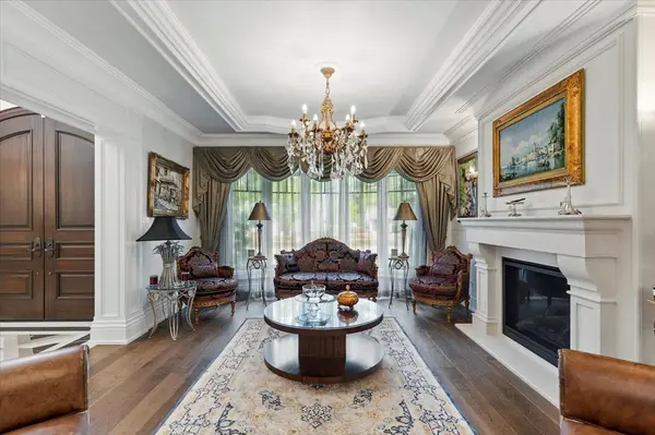 883 Parkland AVE, Mississauga, ON L5H 3G6