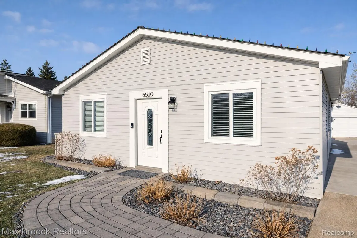 6510 Saline DR, Waterford Charter Township, MI 48329