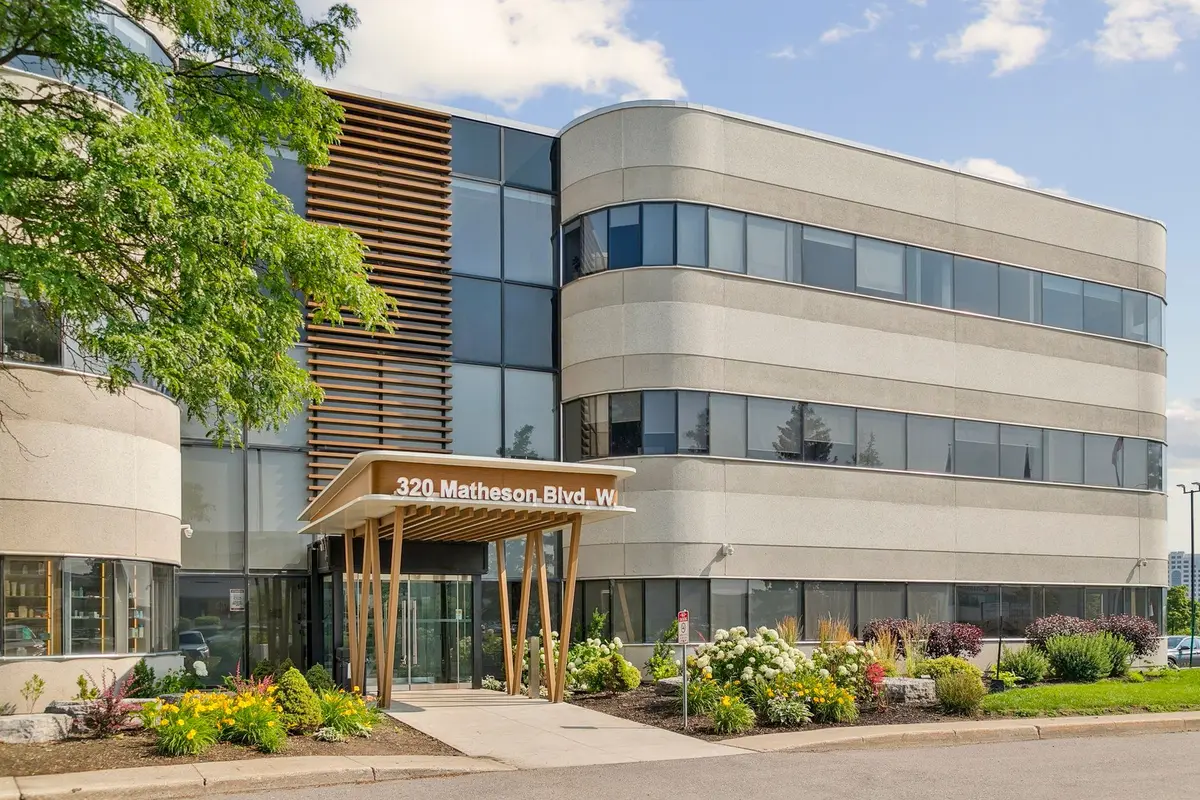 320 Matheson BLVD W #211-2, Mississauga, ON L5R 0H2