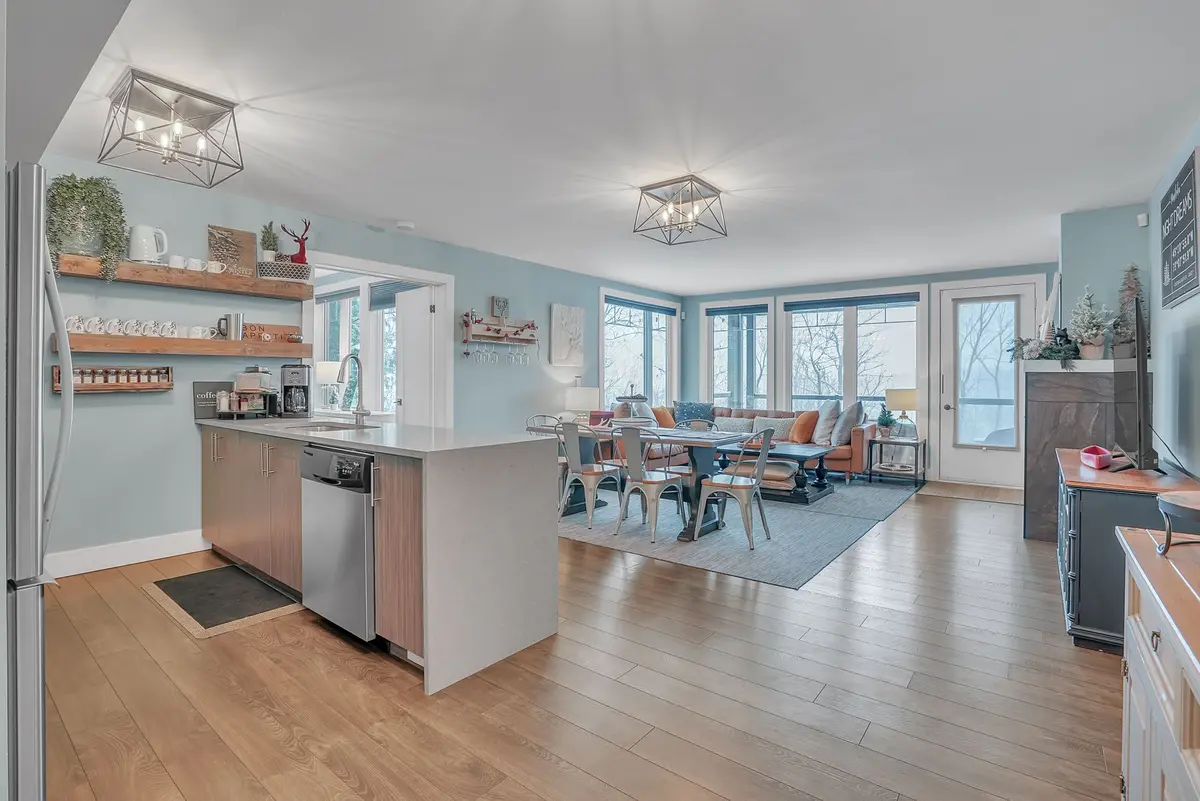 1 Tree Tops LN #201, Huntsville, ON P1H 1A9