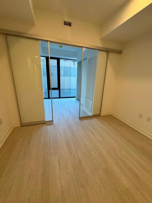 195 McCaul ST #411, Toronto C01, ON M5T 1W6