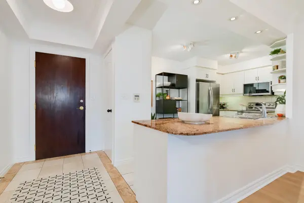 28 William Carson CRES #723, Toronto C12, ON M2P 2H1