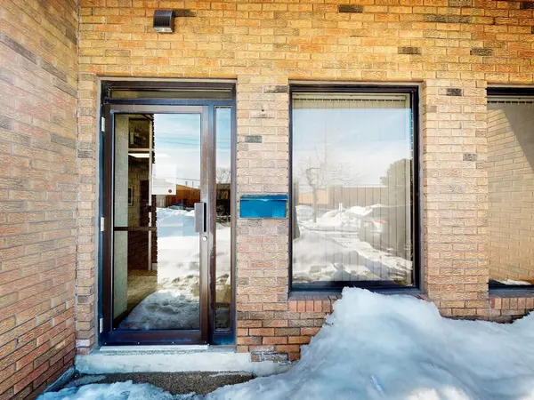 949 Kamato RD, Mississauga, ON L4W 2R5