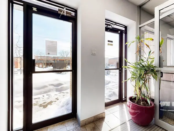 949 Kamato RD, Mississauga, ON L4W 2R5