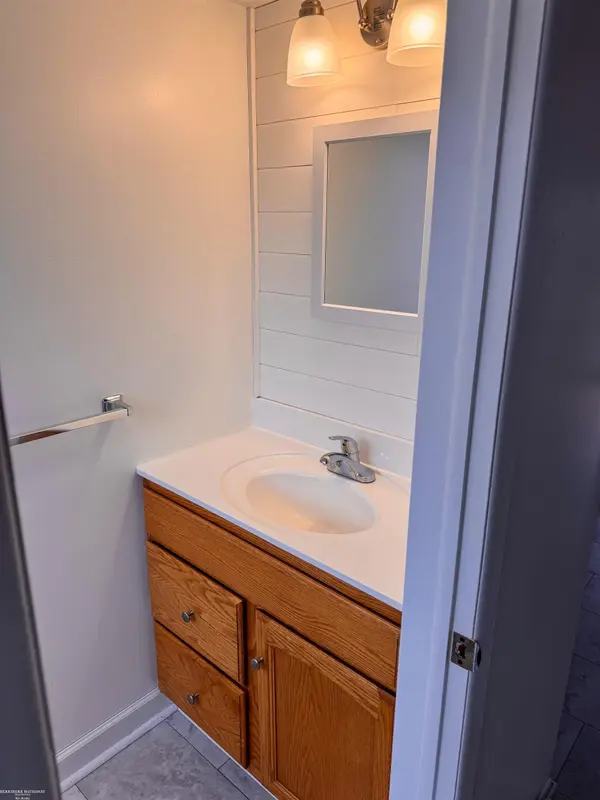 8653 Sterling ST, Center Line, MI 48015