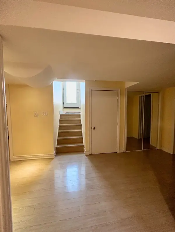 23 Robert Attersley DR E #2, Whitby, ON L1R 3E3