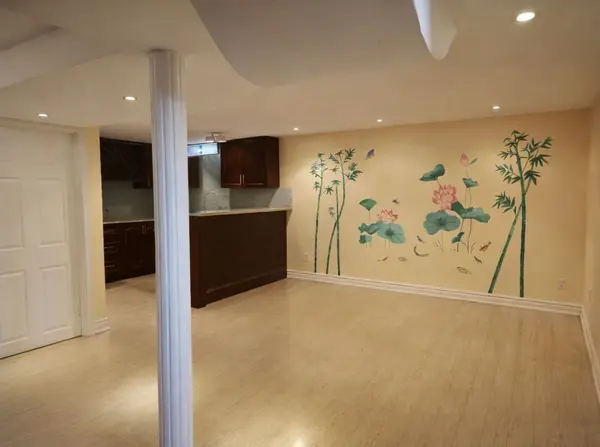 23 Robert Attersley DR E #2, Whitby, ON L1R 3E3