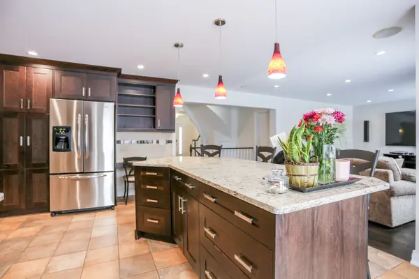 10 Gordon CT, Barrie, ON L4N 7A4