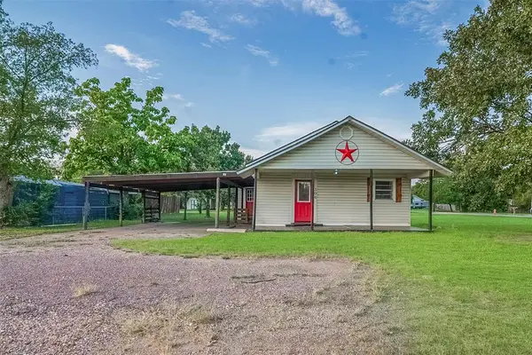 306 N Front Street, Savoy, TX 75479
