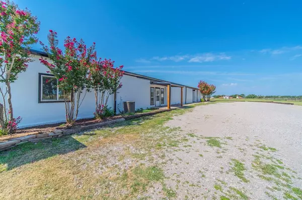 127 County Rd 3051, Decatur, TX 76234