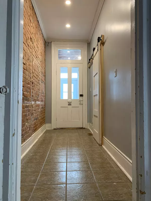 Belleville, ON K8P 3K1,33 Everett ST #1