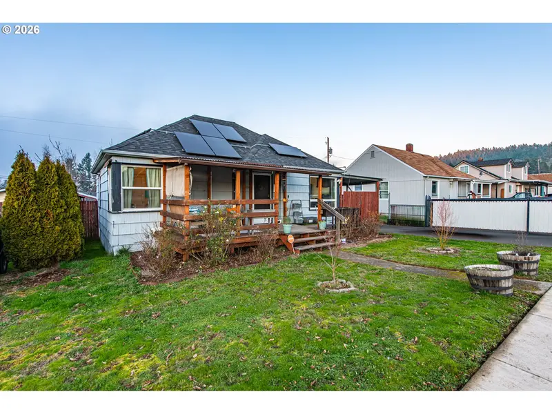 1064 E TAYLOR AVE, Cottage Grove, OR 97424