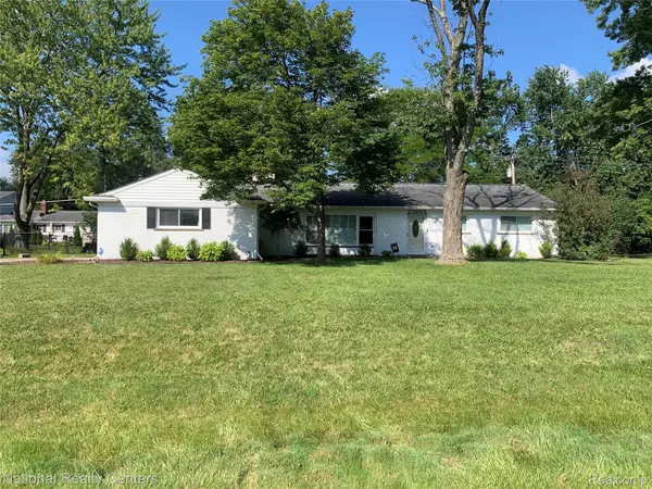 23695 E Newell CIR, Farmington, MI 48336