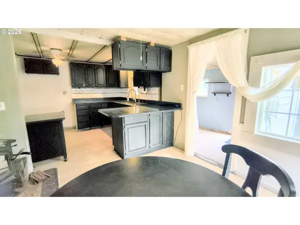 319 N WALL ST, Coos Bay, OR 97420