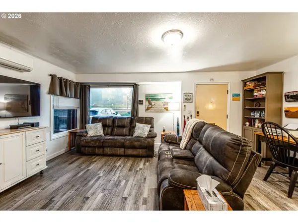 1064 E TAYLOR AVE, Cottage Grove, OR 97424