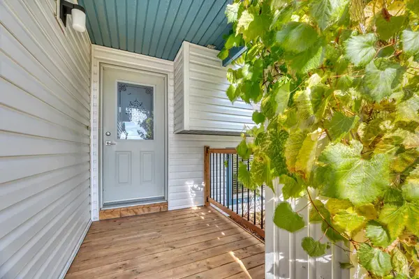 102 Parklane DR, Strathmore, AB T1P 1R2