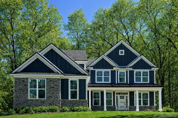 9299 Van Antwerp DR, Hamburg Township, MI 48139