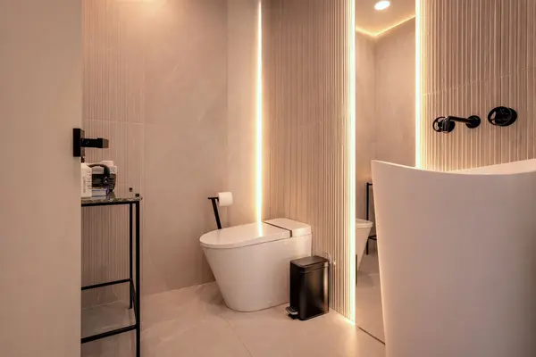 75 Portland ST #704, Toronto C01, ON M5V 2M9