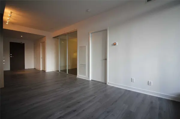 90 Queens Wharf RD #209, Toronto C01, ON M5V 0J4