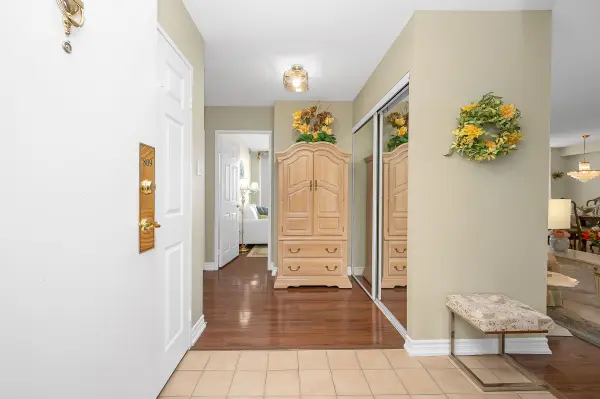 20 Cherrytree DR #809, Brampton, ON L6Y 3V1