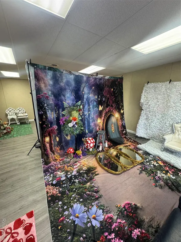 2025 West RD, Trentoncity_wayne, MI 48183