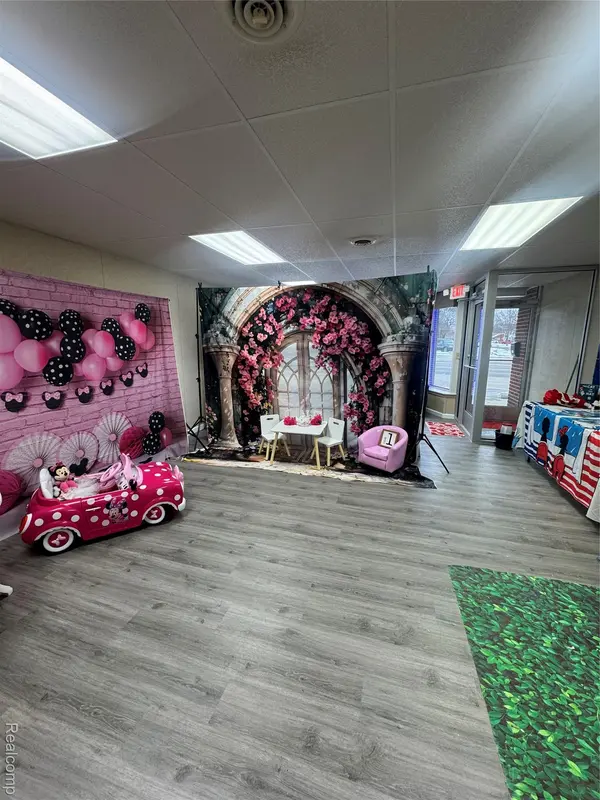 2025 West RD, Trentoncity_wayne, MI 48183