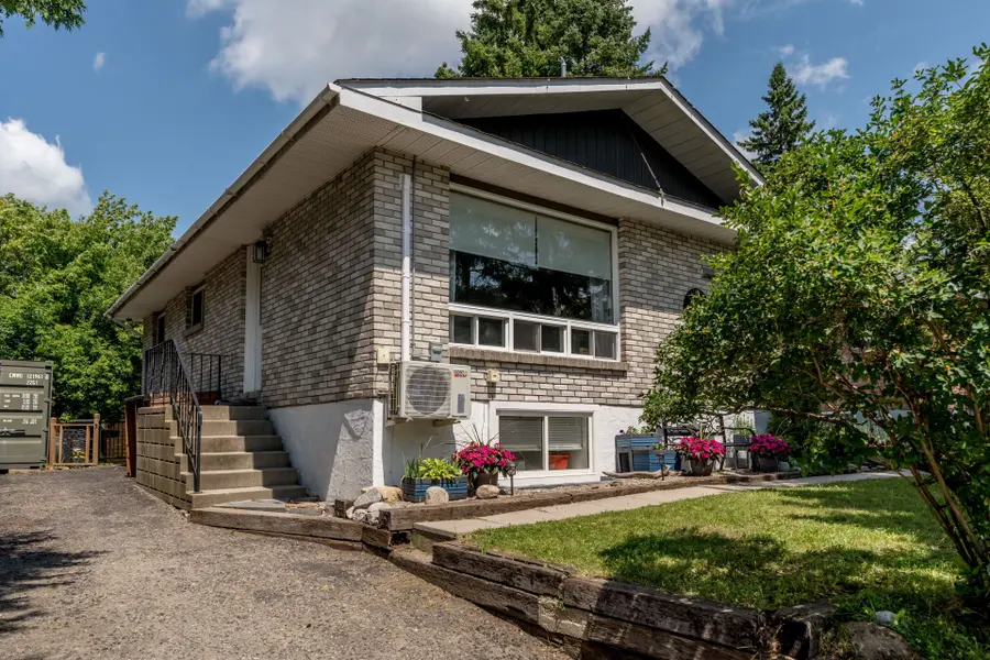 38 Susan ST W, Huntsville, ON P1H 1X2