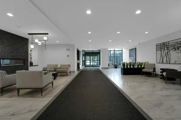 22 Clarissa DR #1404, Richmond Hill, ON L4C 9R6