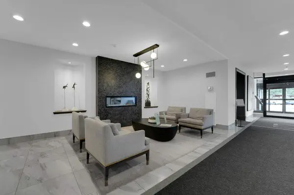 22 Clarissa DR #1404, Richmond Hill, ON L4C 9R6