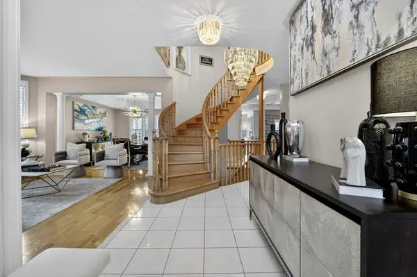 39 Pinebrook CIR, Caledon, ON L7C 1C4