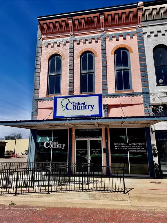 125 W Broadway Street, Clarksville, TX 75426
