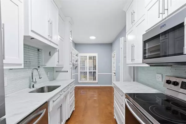 4320 Bellaire Drive S #221W, Fort Worth, TX 76109