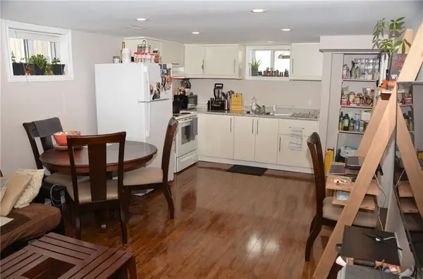 82 Palmer RD #2, Hamilton, ON L8T 3E9