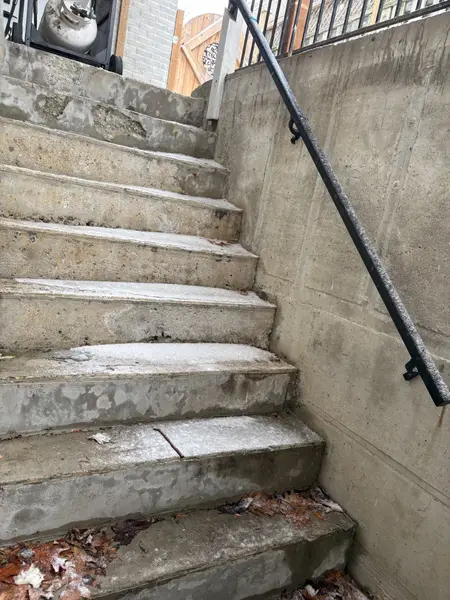 31 Irwin DR N #B, Whitby, ON L1N 9B8