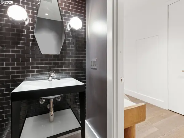 550 SW 10TH AVE #2201, Portland, OR 97205