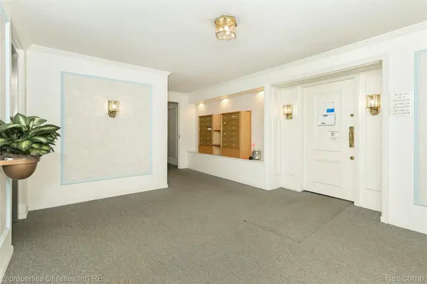 19710 W 13 Mile RD #101, Beverly Hills Village, MI 48025