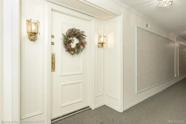 19710 W 13 Mile RD #101, Beverly Hills Village, MI 48025